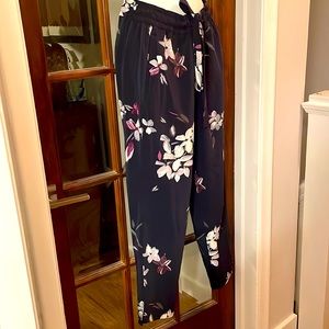 💰3/$25 ❤️ Dynamite Navy Blue Floral Print Pants with pockets - size medi…